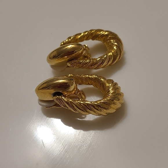 Vintage Gold Tone Clip on Earrings - Picture 3 of 11